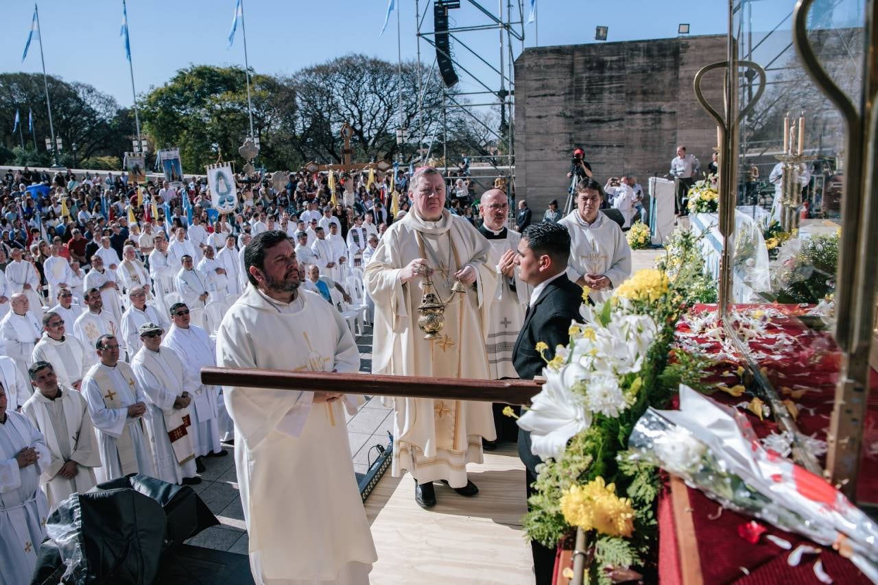 La misa se llevó a cabo en el marco de una tarde casi veraniega.