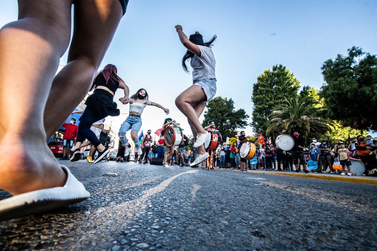 Bailes y cánticos en la marcha.