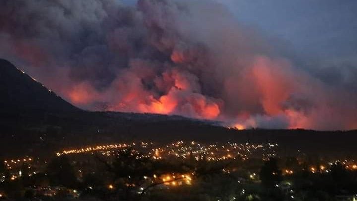 El fuego se encuentra descontrolado.