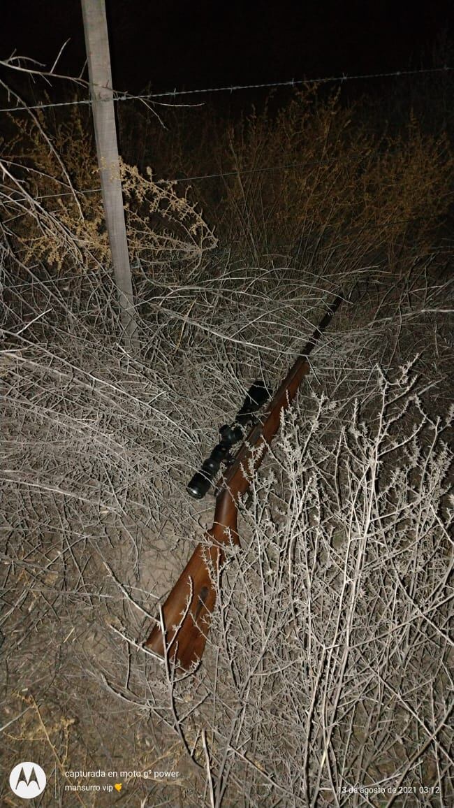 Los tres cazadores eludieron el control policial, lo que dio inicio a una persecución. Dos de ellos fueron detenidos, mientras que el tercero logró escapar a pie y corriendo campo traviesa.