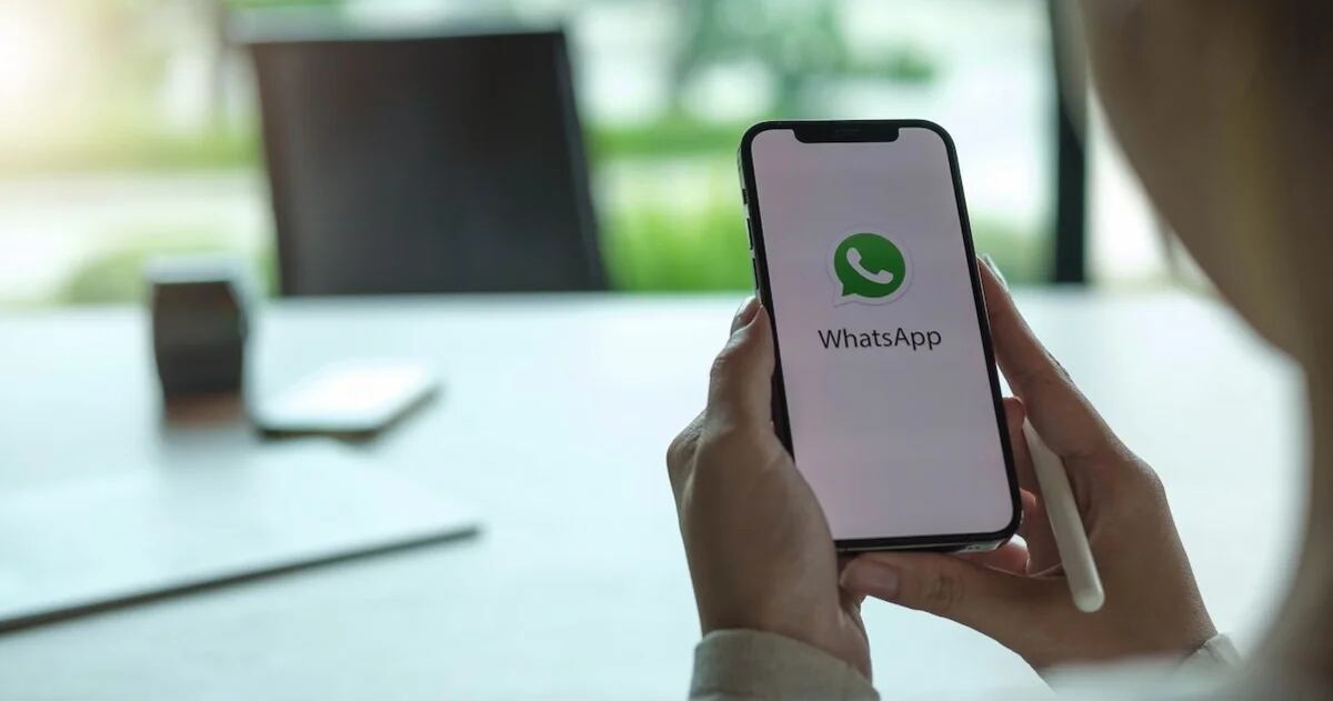 Según Google WhatsApp se lanzó oficialmente el 22 de enero de 2009 y funciona como aplicación de mensajería instantánea para teléfonos inteligentes