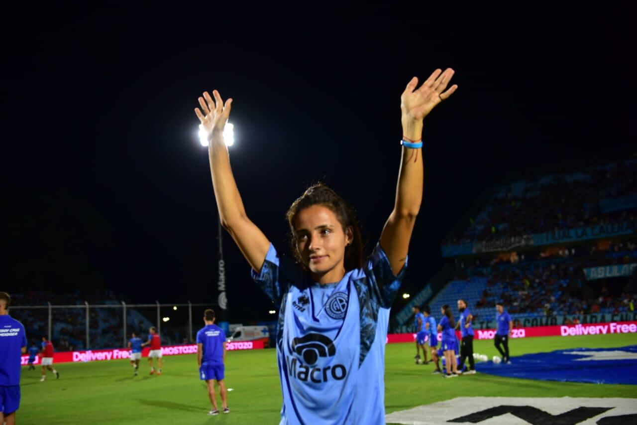 Mariana Sánchez cuando se despidió de Alberdi para jugar en Brasil. (Nicolás Bravo / La Voz)