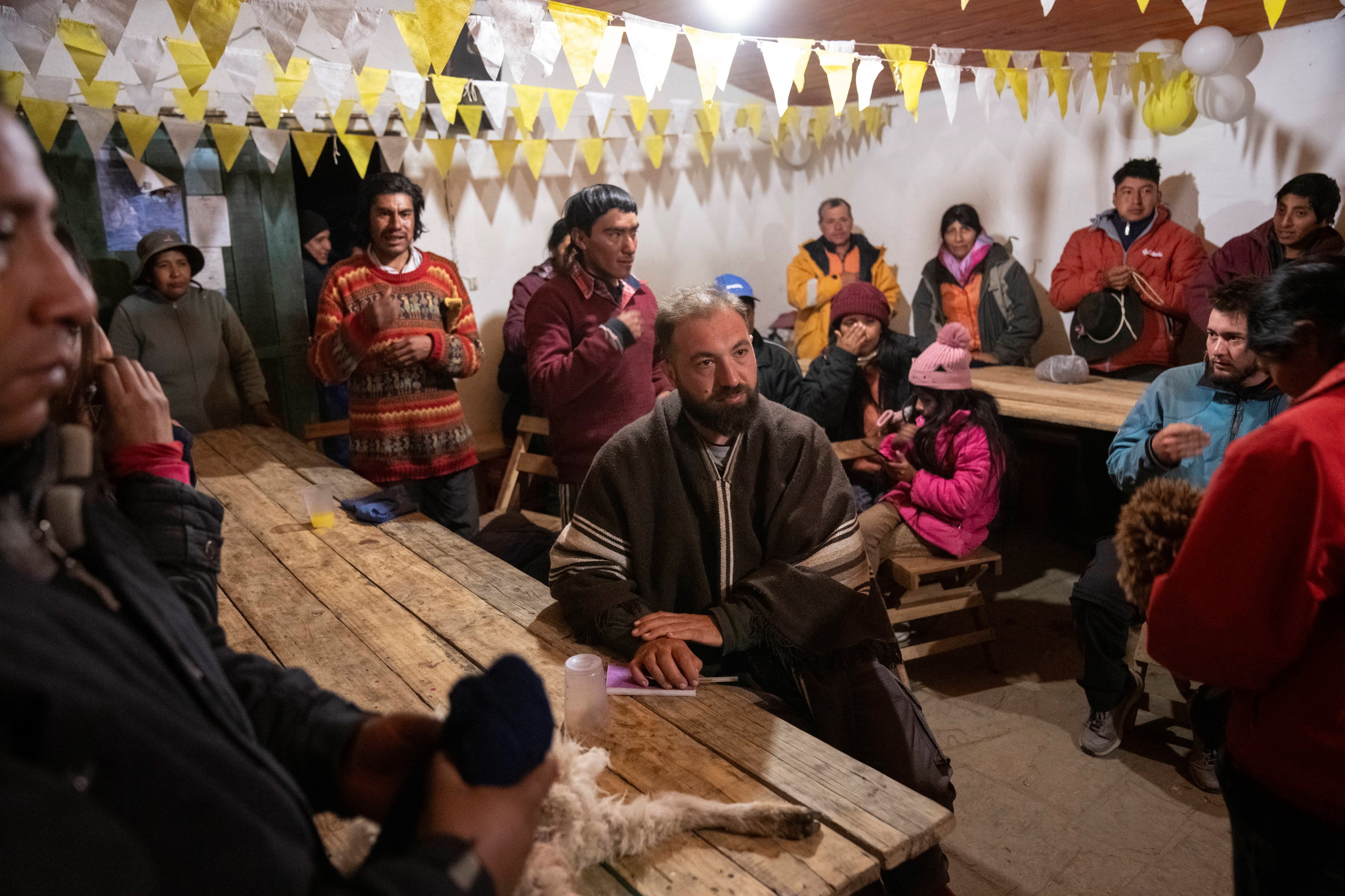 Los pobladores de Despensa reunidos en un salón comunitario, durante las celebraciones en honor a Justo Juez, con Fusaro y Ramos como invitados en la ocasión.