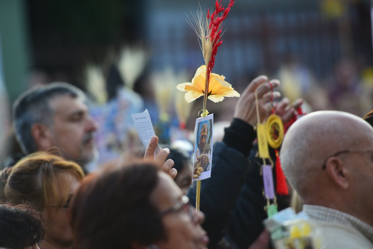 Procesión de San Cayetano por las calles de barrio Altamira con la presencia del Arzobispo Ángel Rossi. Foto Javier Ferreyra