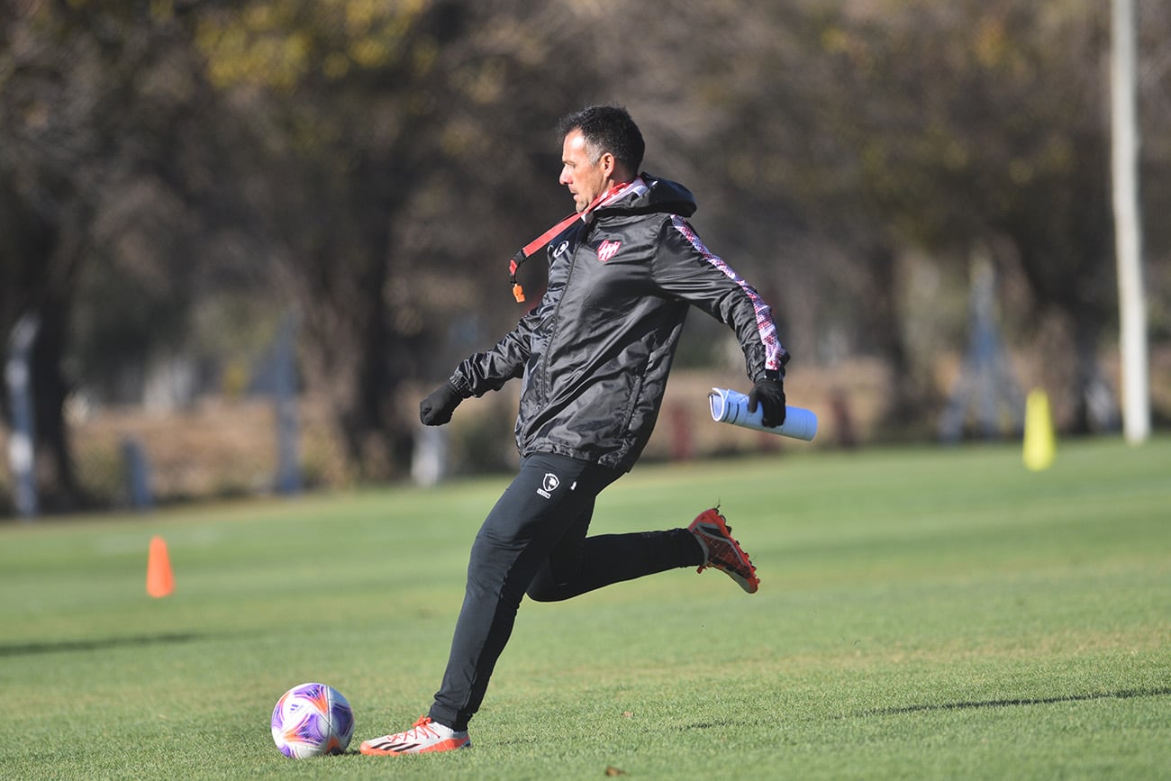 Diego Dabove, director técnico de Instituto, en el entrenamiento previo al clásico. (Pedro Castillo / La Voz)