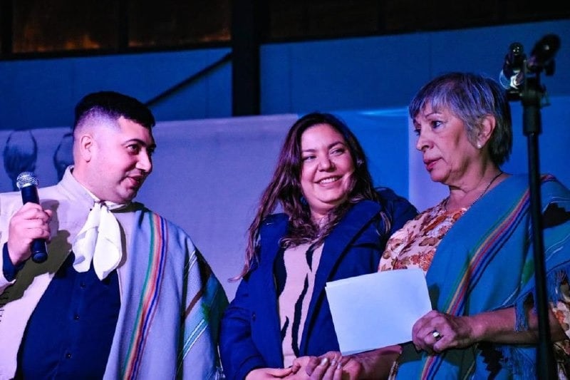 Blén Molina, secretaria de Cultura y Educación de la Municipalidad de Ushuaia, junto a Cristian Armani y Susana Navarro, de Centro Tradicionalista "Virginia Choquintel" en la Vigilia Esperando el 25 de mayo.