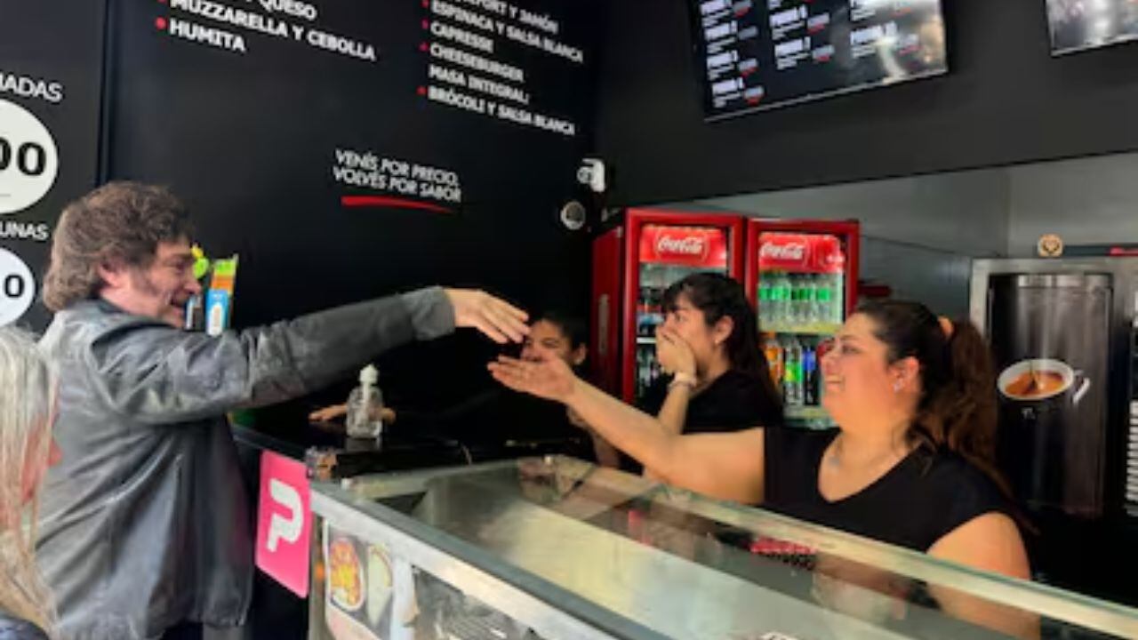 Javier Milei visitó el local de empanadas donde se refugió Fran Fijap