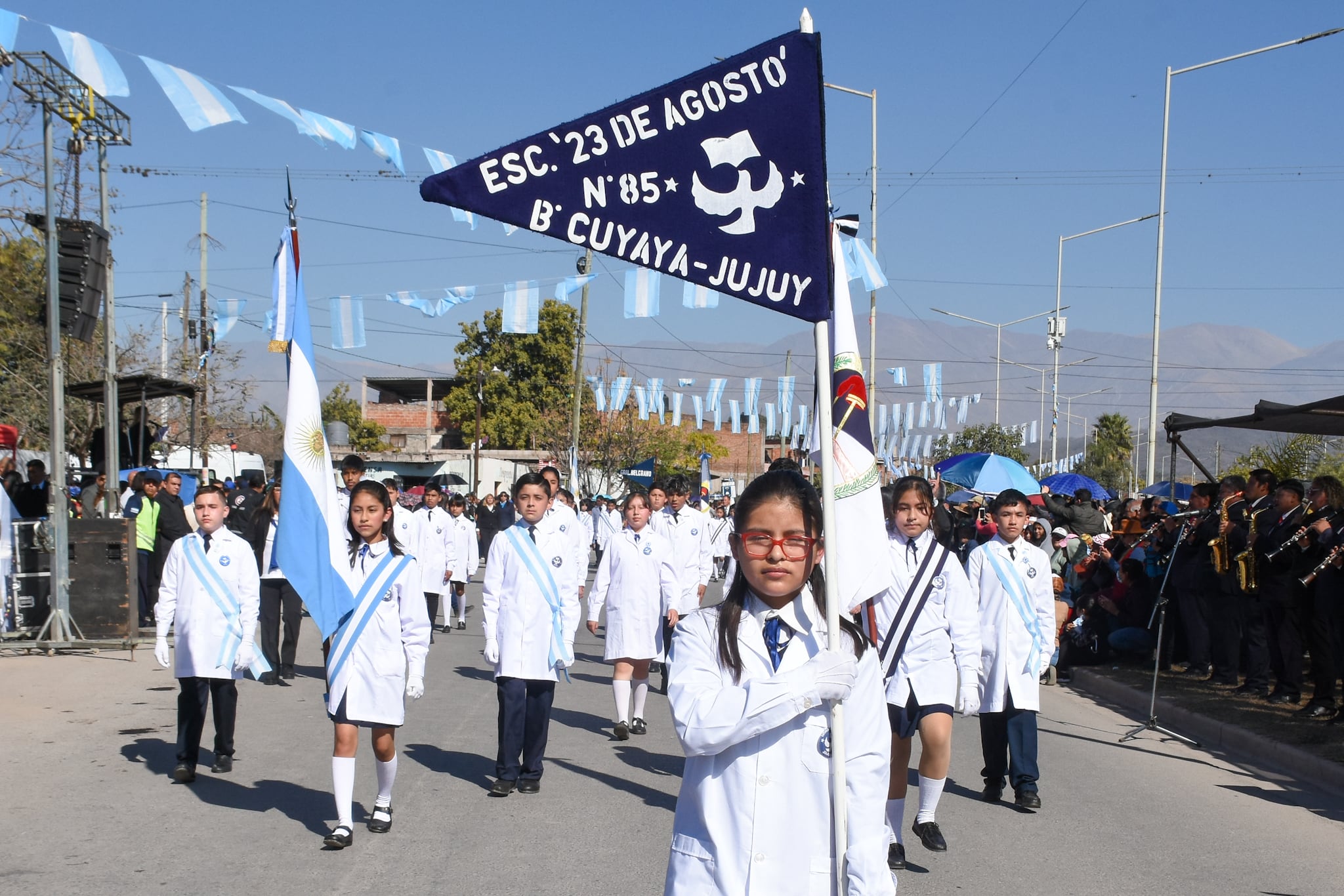 Abanderados y escoltas de la Escuela Primaria n.° 85 "Éxodo Jujeño" del barrio Cuyaya abrieron el paso de las delegaciones escolares en el desfile conmemorativo del 23 de Agosto de 1812.