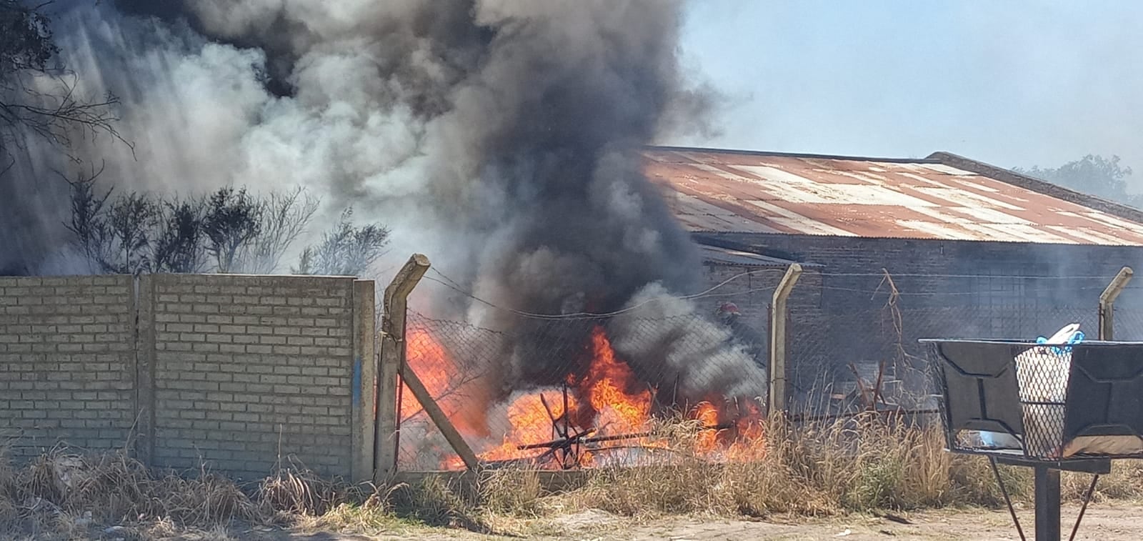 Incendio en una gomería en calle Chaco y Av. Caseros