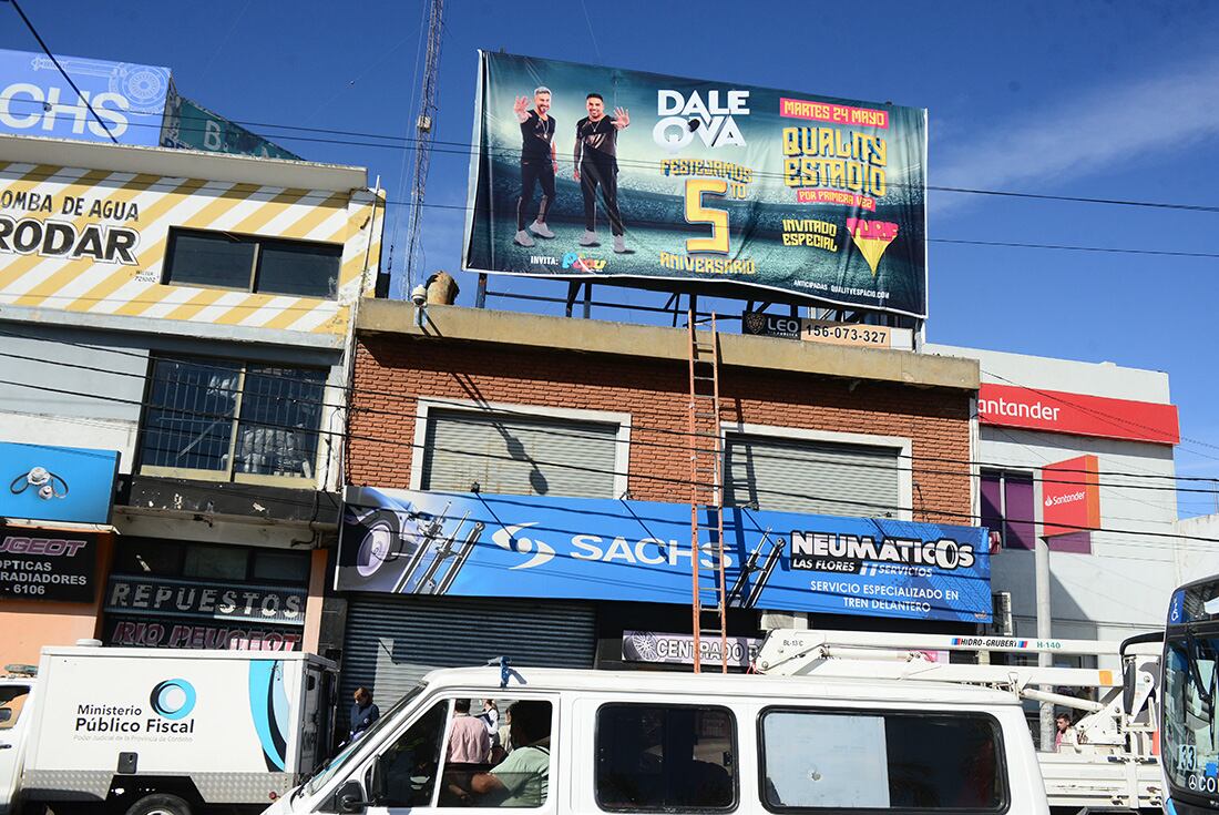 Barrio Las Flores. Un obrero ponía un cartel publicitario, cayó y se murió. (José Gabriel Hernández / La Voz)