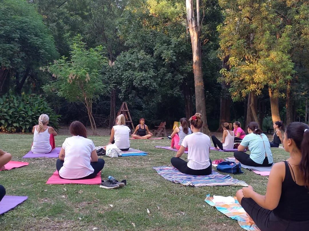 Clase de yoga en el Bosquecito Besaccia