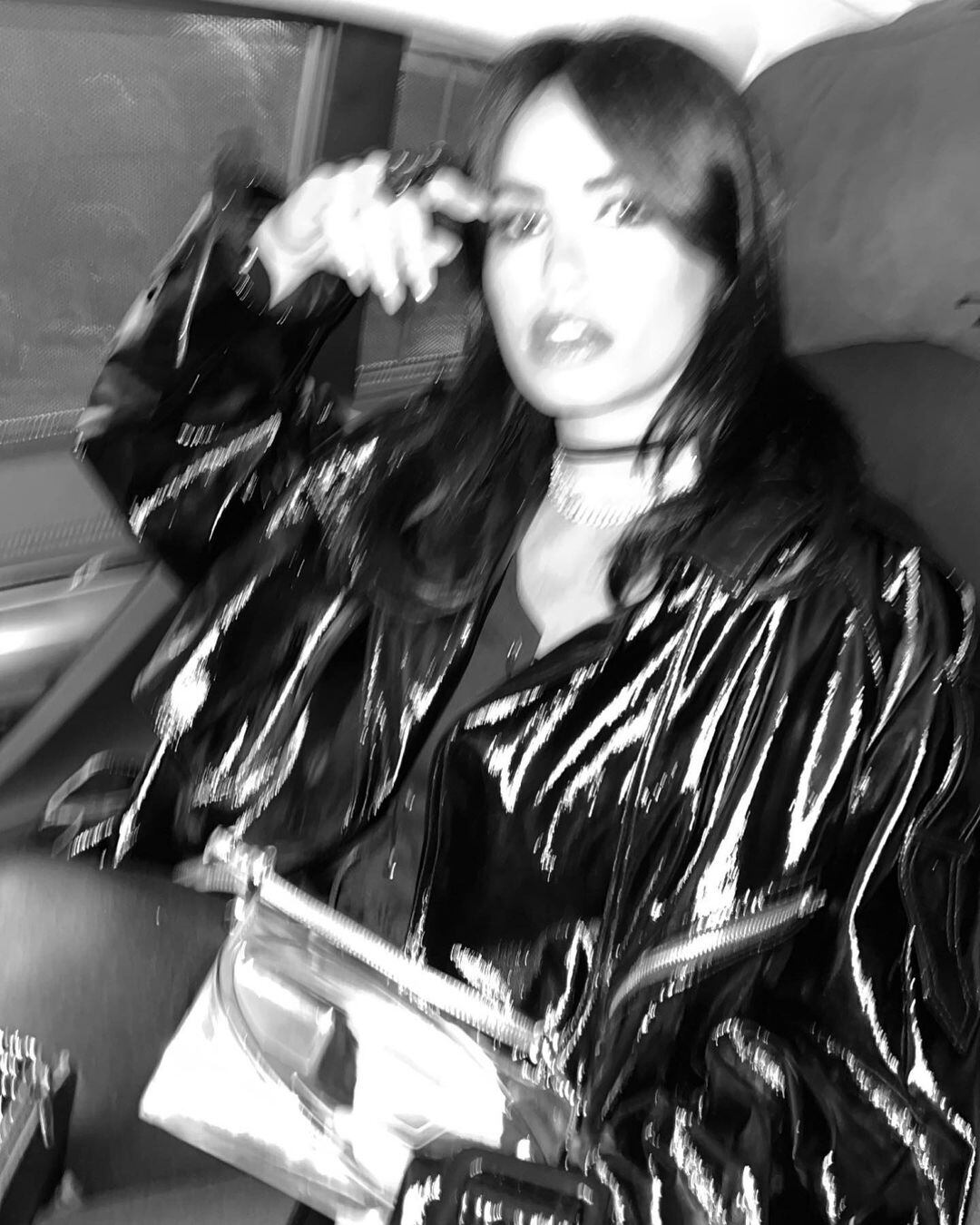 Lali en campera oversized de vinilo negro