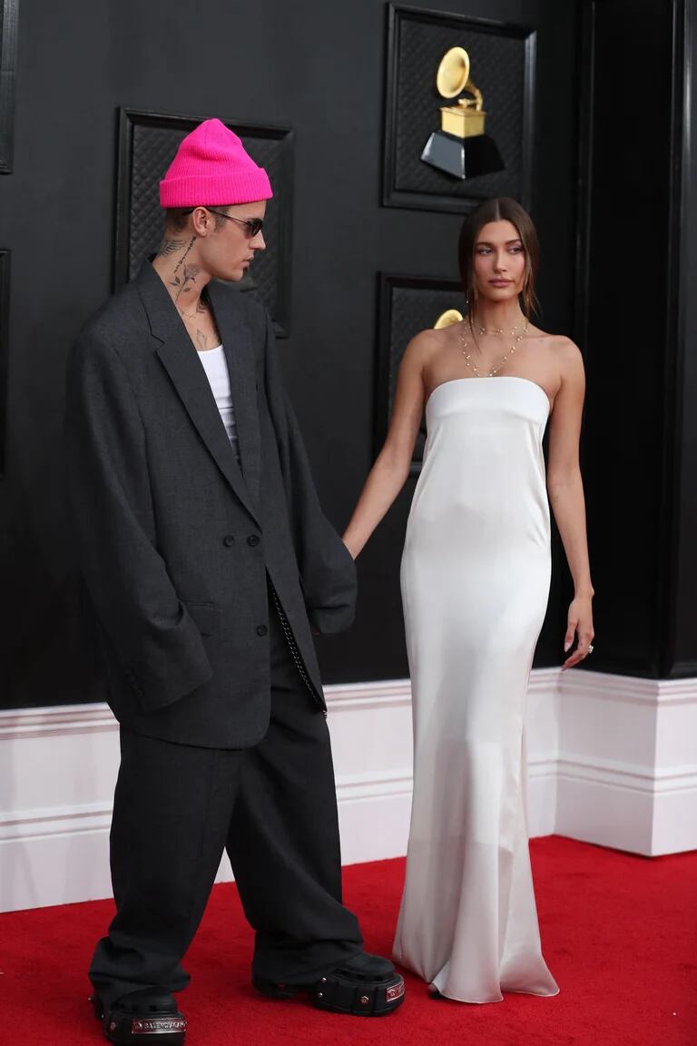 Justin y Haley Bieber en la alfombra roja de los Premios Grammy 2022.