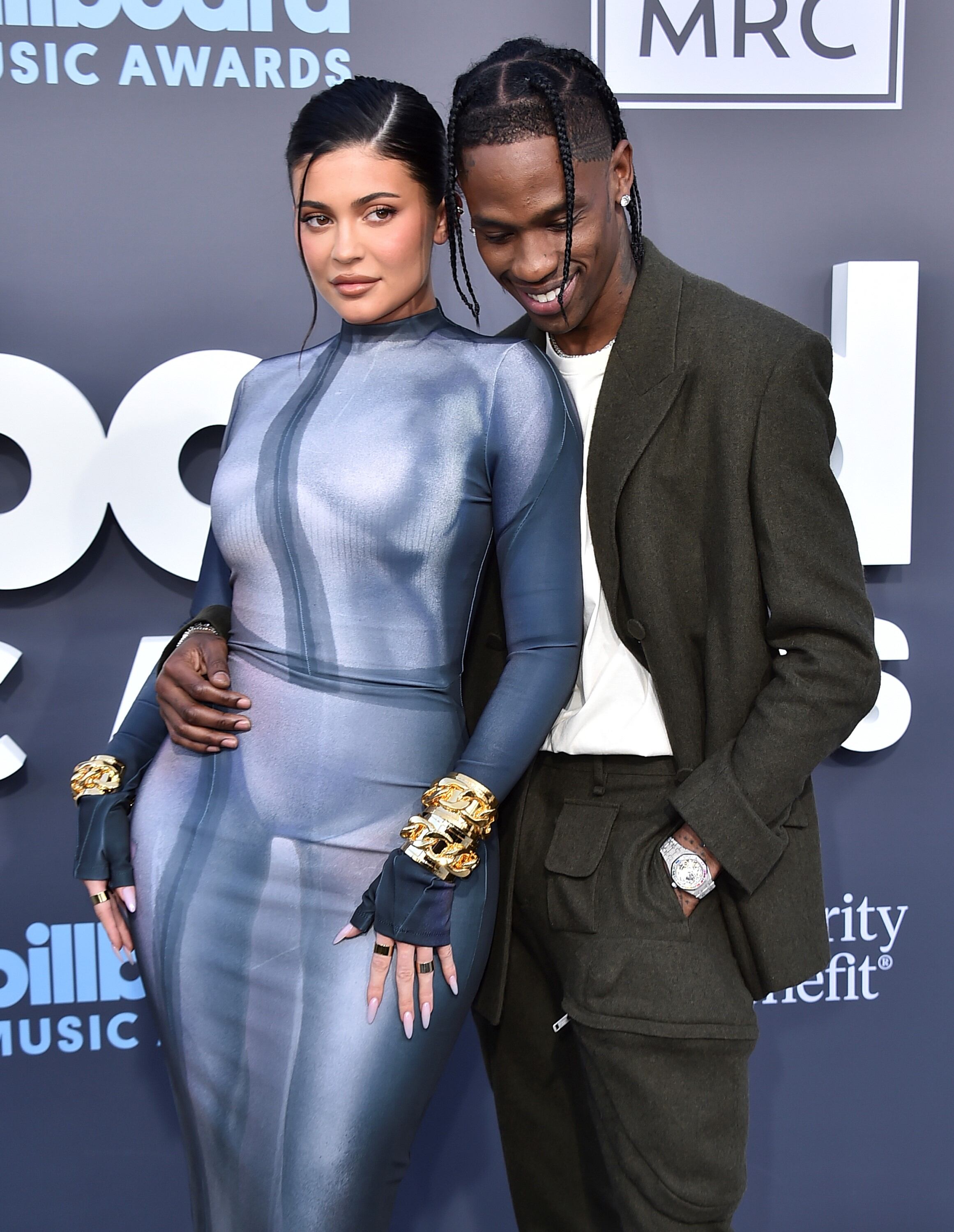 Kylie Jenner y Travis Scott, en la mira por sus viajes en jet privadp. (AP)