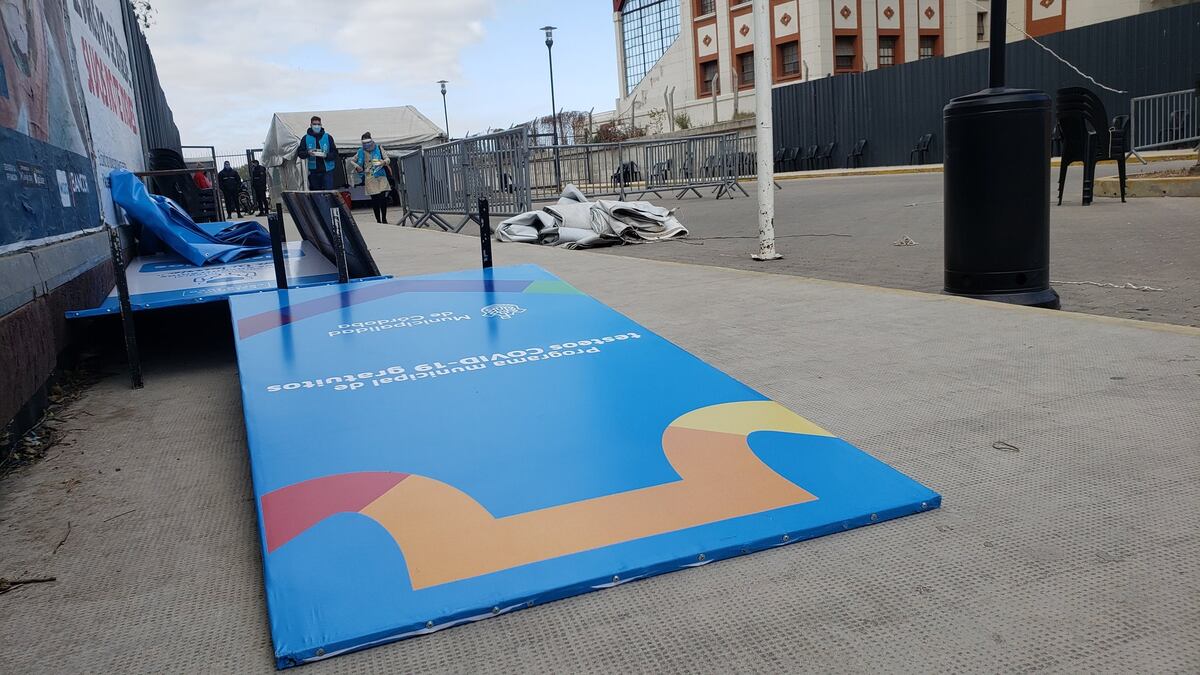Un centro de testeos de coronavirus se quedó sin carpa porque el viento la voló