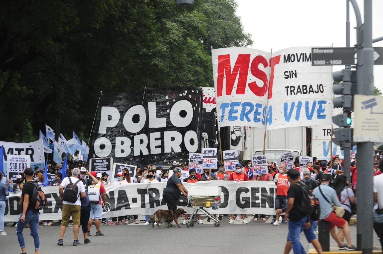 Los manifestantes ya llevan tres días consecutivos de cortes y acampe en la Avenida 9 de Julio.