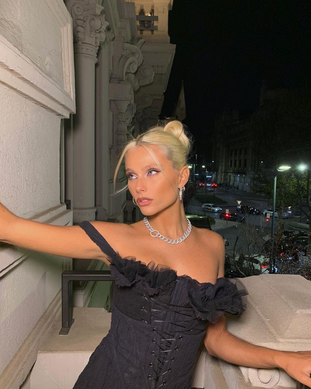 Valentina Zenere y un impactante look de noche: vestido negro al cuerpo con corset y transparencias.