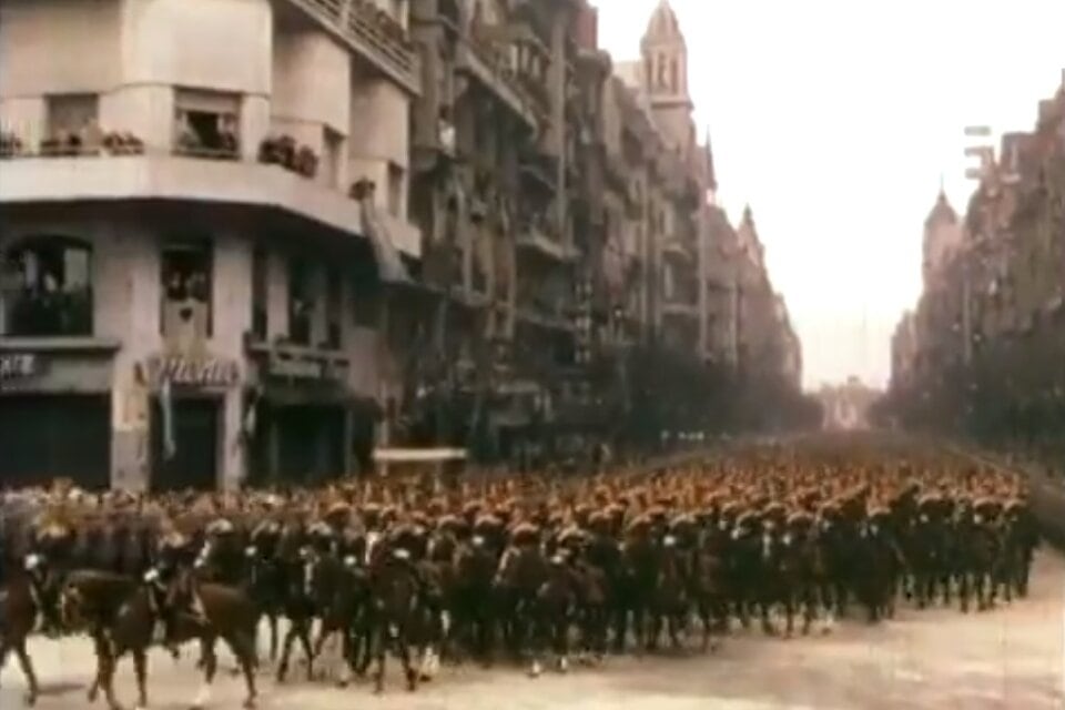 Imágenes del cortejo fúnebre de Evita en el film 'Y la Argentina detuvo su corazón' de 1952.