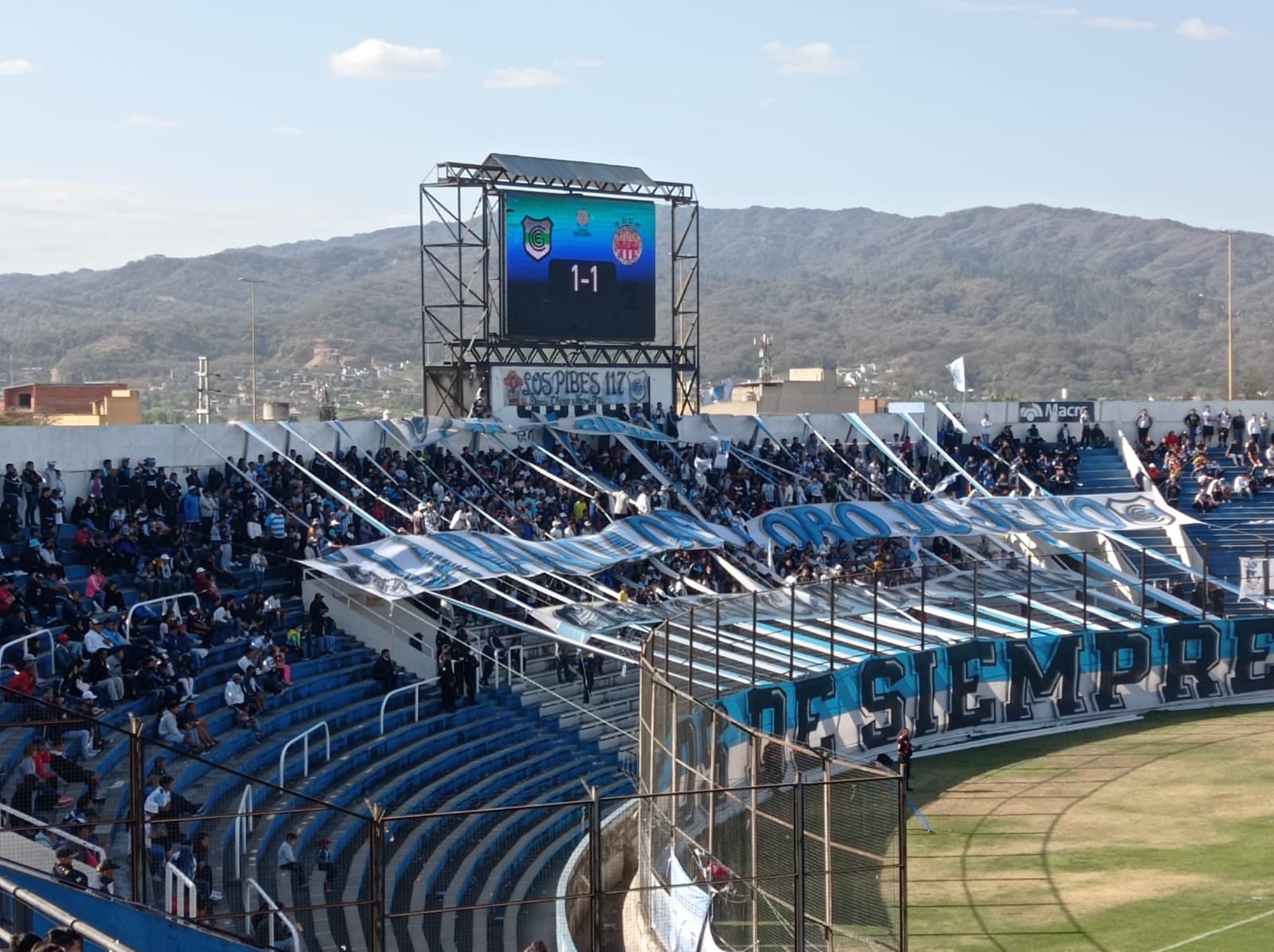 Al final del encuentro la pantalla gigante resume la faena: un empate en uno, lo que pudo lograr el "Lobo" jujeño.