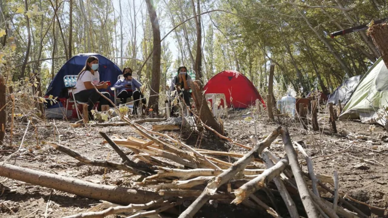 Más de 300 familias tomaron una chacra en Valentina Sur en Neuquén.