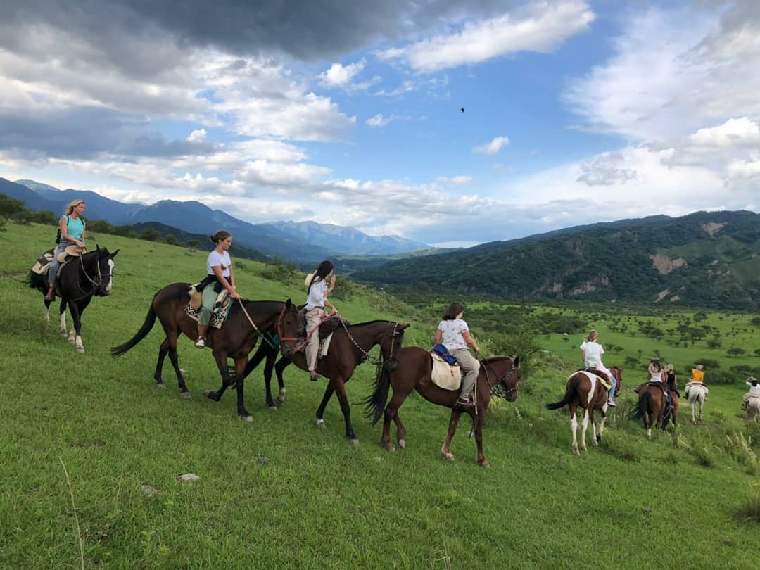 La modelo fue parte de una cabalgata por San Lorenzo, con un grupo de amigas y sus hijas.