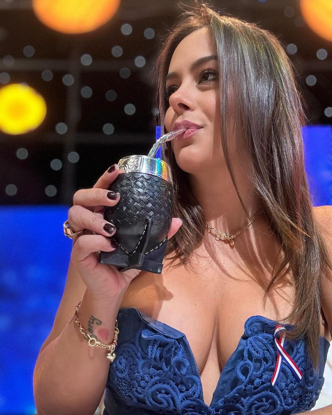 Larissa Riquelme tomó mate y posó con un vestido ultra escotado infartante