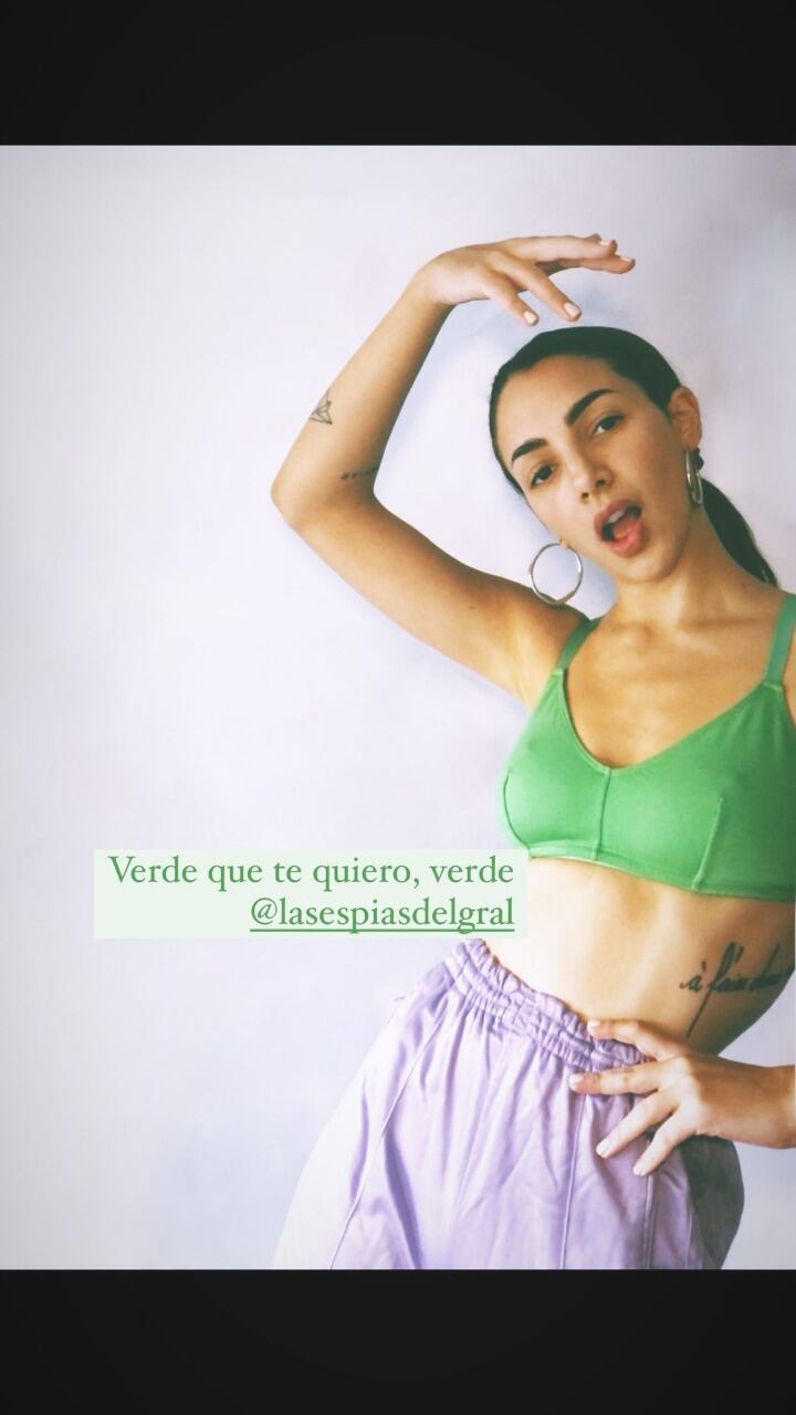 Thelma Fardin dejó a la vista sus tres tatuajes.