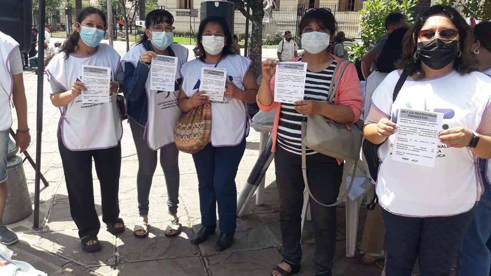 Los peatones que pasaban por la plaza Belgrano recibían un volante explicativo de los reclamos de AUAP.