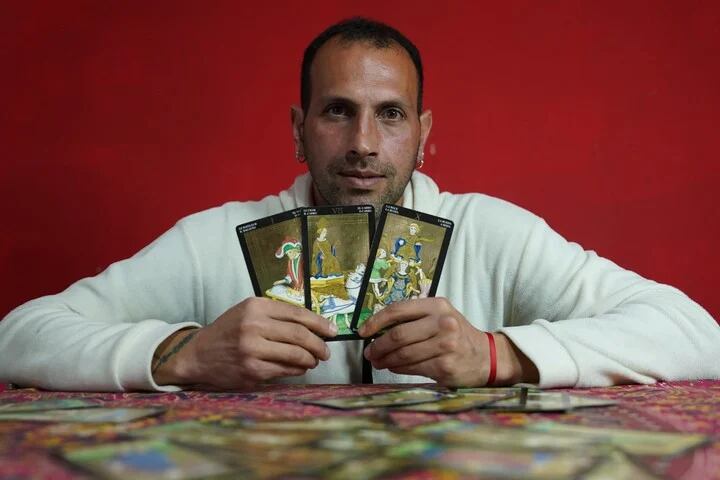 Cristian Sánchez Prette y las cartas del tarot. (Foto: Juano Tesone)