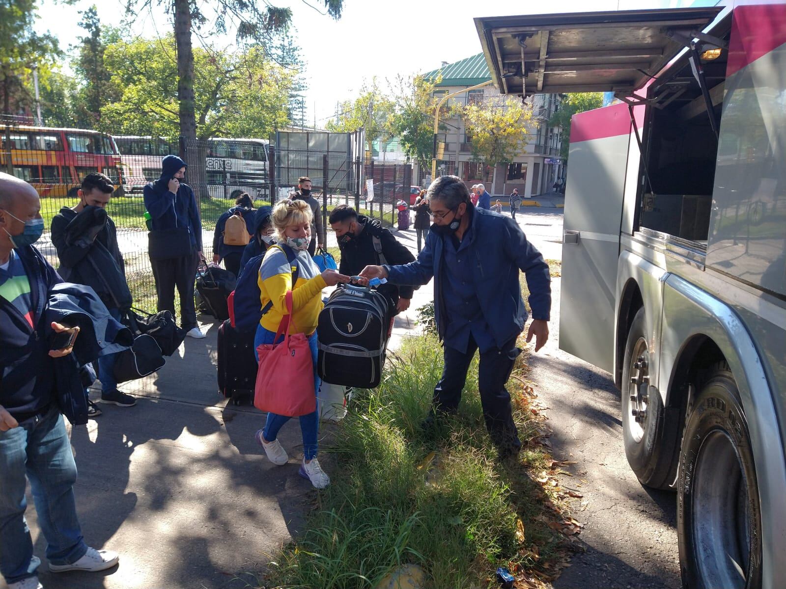 Operadores turísticos realizan una protesta en los ingresos a la Terminal de Mendoza, tras las nuevas restricciones por el coronavirus. Foto Mariana Villa.