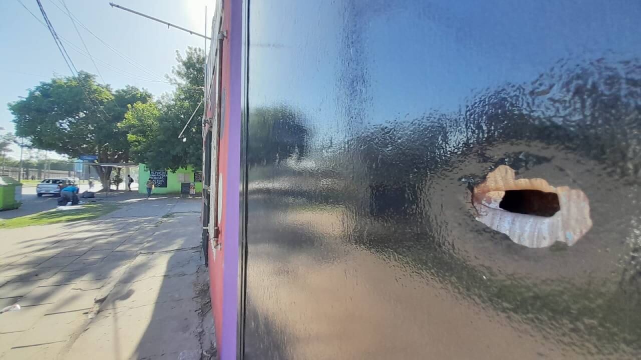 Algunos proyectiles impactaron sobre la fachada del kiosco en Bulevar Seguí.