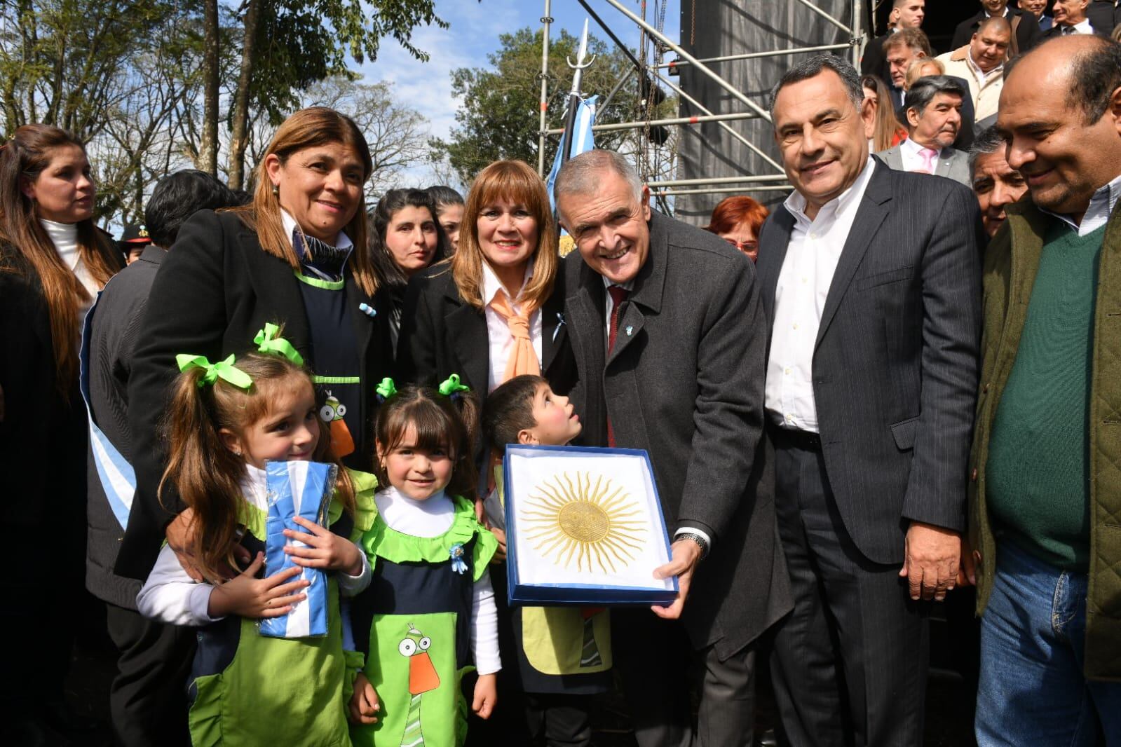 Jaldo junto a alumnos y alumnas del jardín de infantes.