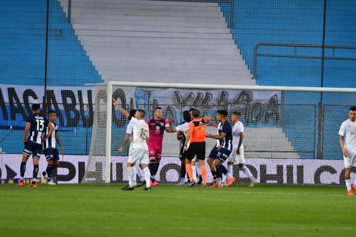 Minuto fatal para Talleres: expulsado Fértoli y el penal para el empate de Racing