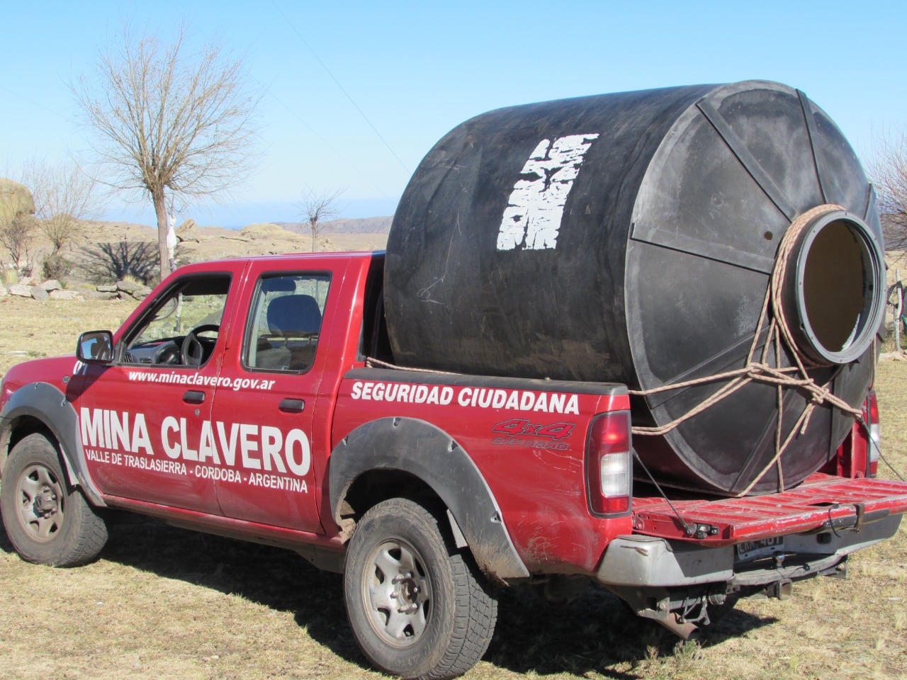 Personal policial y municipio asisiten a familia en Pampa de Achala