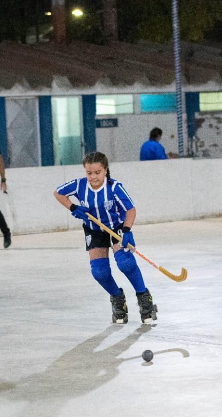 Jugando a hockey sobre patines.