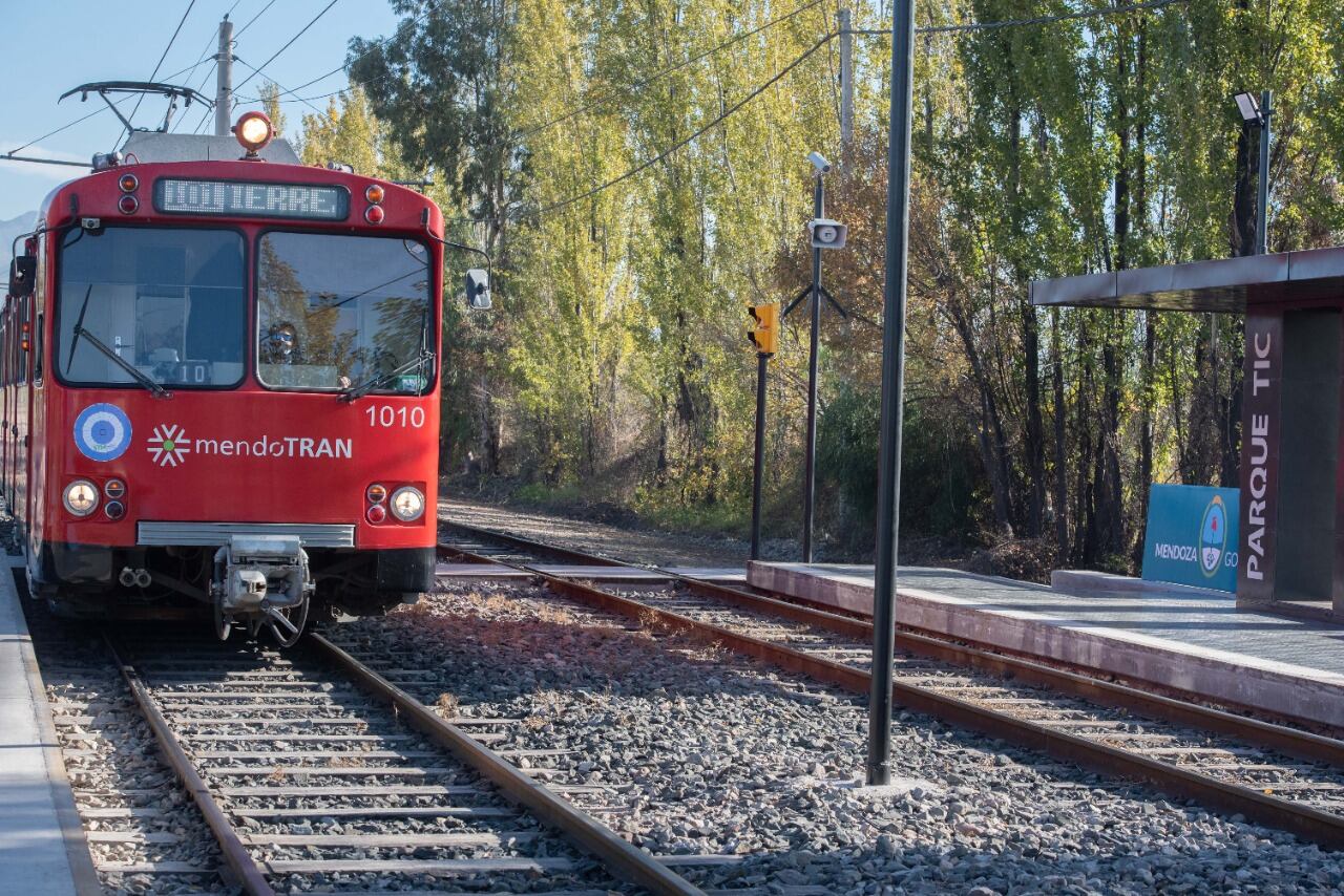 Rodolfo Suarez participó de un recorrido por el nuevo parador del Metrotranvía en el Polo TIC de Godoy Cruz.