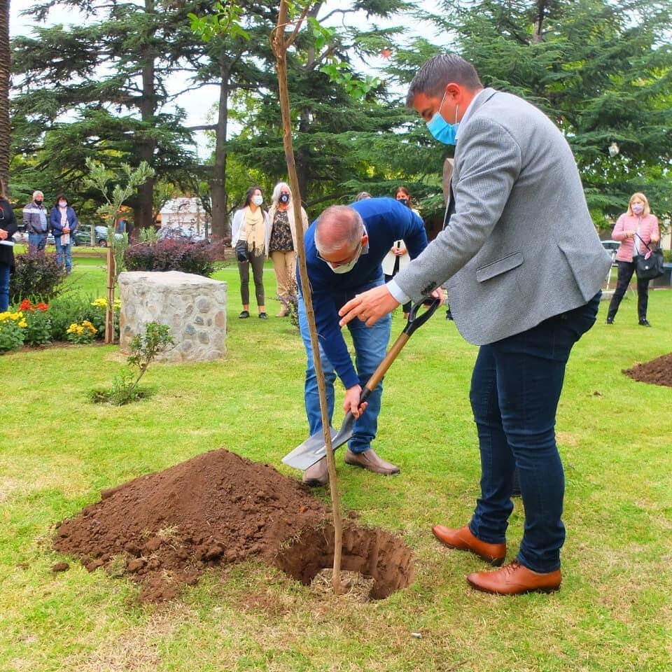 El intendente de La Cumbre, Pablo Alicio junto a autoridades locales, plantó dos crespones en la Plaza 25 de Mayo.