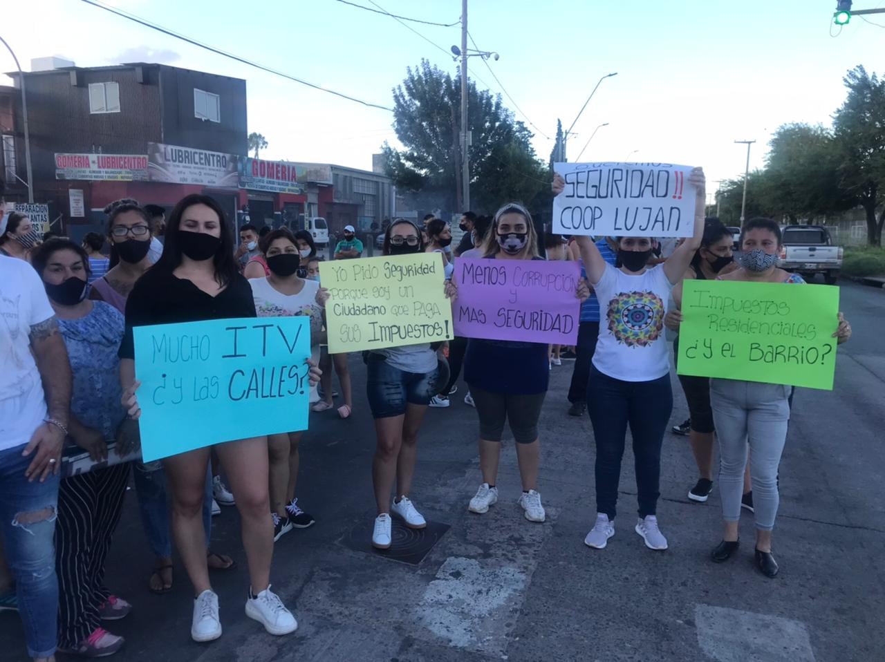 Vecinos de Santa Rosa cortaron la Av Vélez Sarsfield en reclamo de seguridad (Felipe Aliaga)