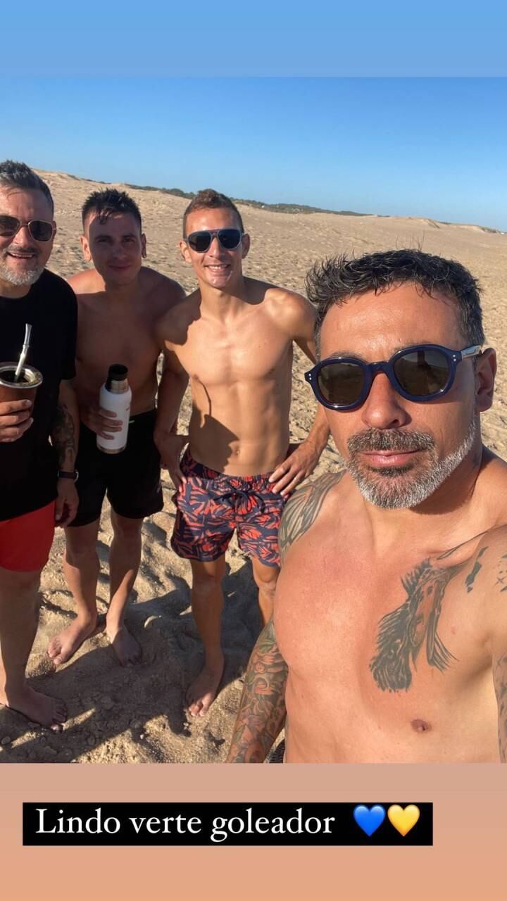 El "Pocho" y el delantero canalla fueron a la playa juntos en la despedida de año.