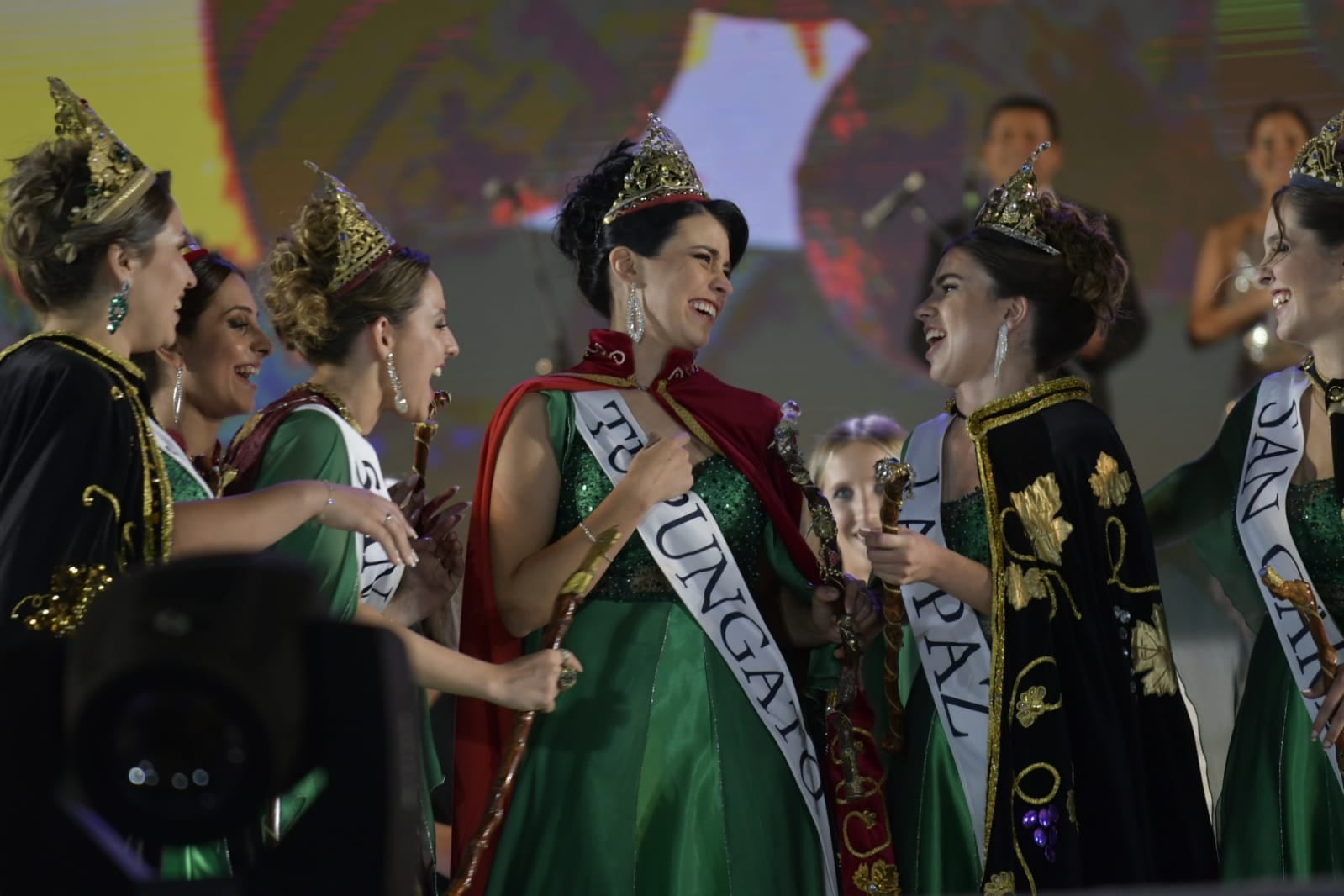 La nueva Reina, Ana Laura Verde, y la flamante Virreina, Gemina Navarro, se abrazan y sonrien emocionadas al ser electas como nuevas soberanas de la Vendimia.