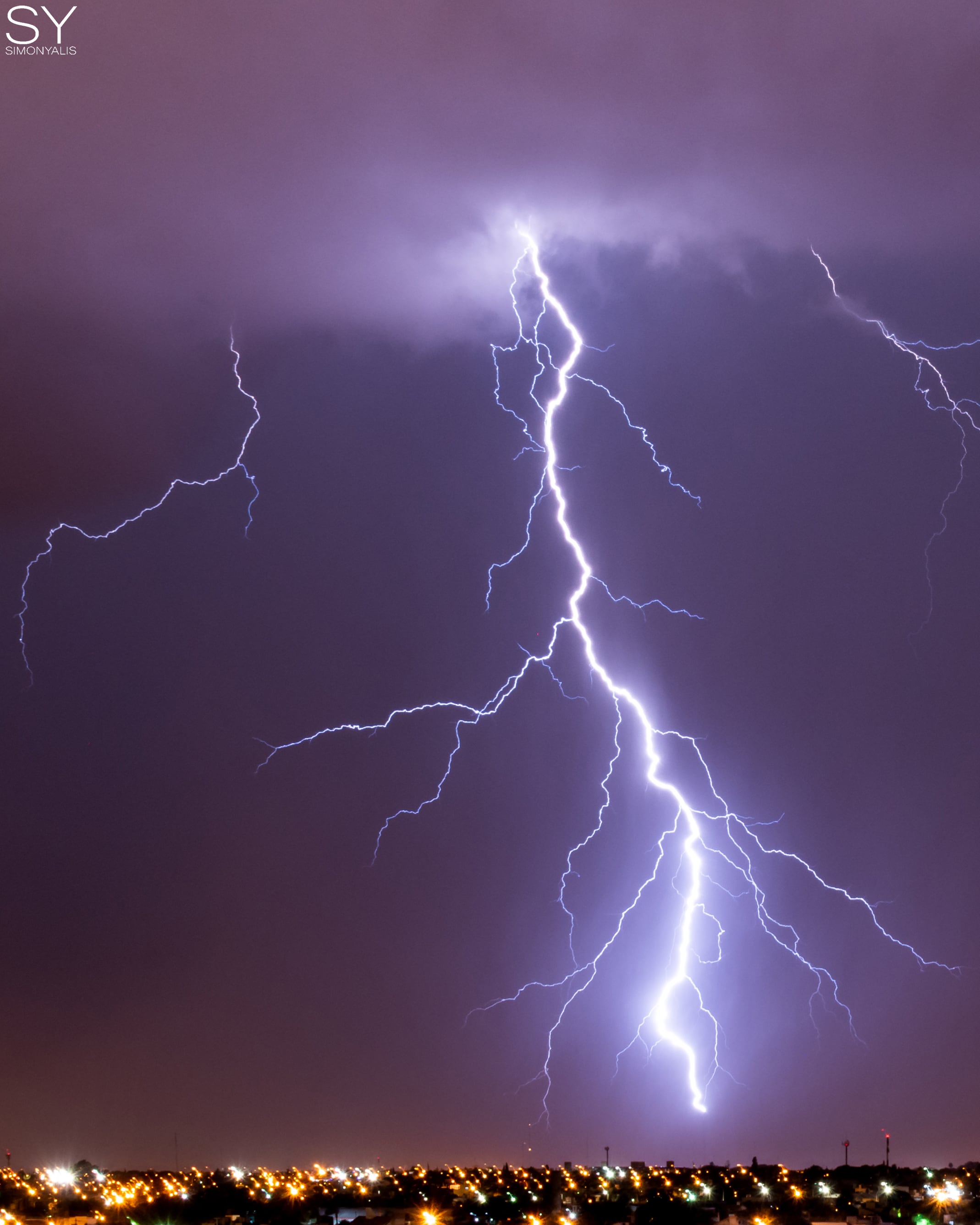 Rayos cayendo sobre un pararrayos.