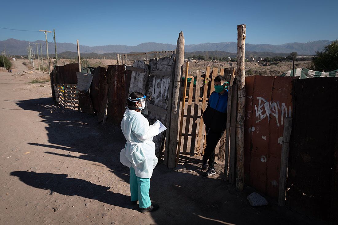 Testeos masivos en el Barrio Campo Pappa, en Godoy Cruz, Mendoza, en busca de personas con Covid-19 para poder aislarlos y disminuir la transmisión  del covid-19