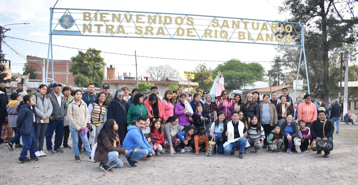 Fieles de todas las edades llegan cada domingo de octubre a Río Blanco, movilizados por la fe.