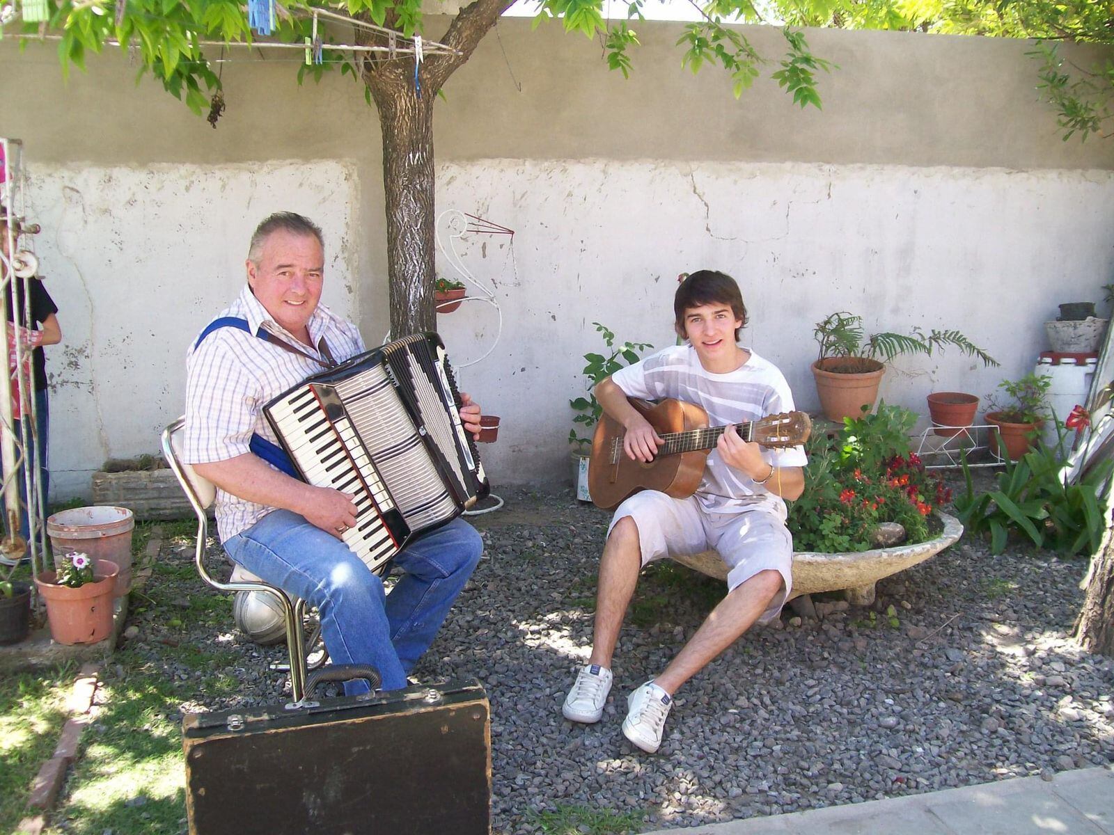 Maestro Omar Chiaretta y sus nietos