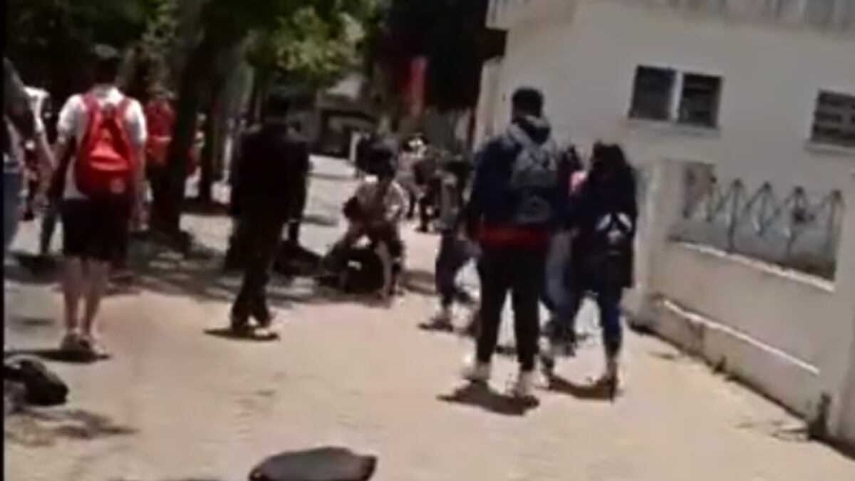 Viralizan imágenes de una violenta pelea entre alumnos de un colegio de Rosario