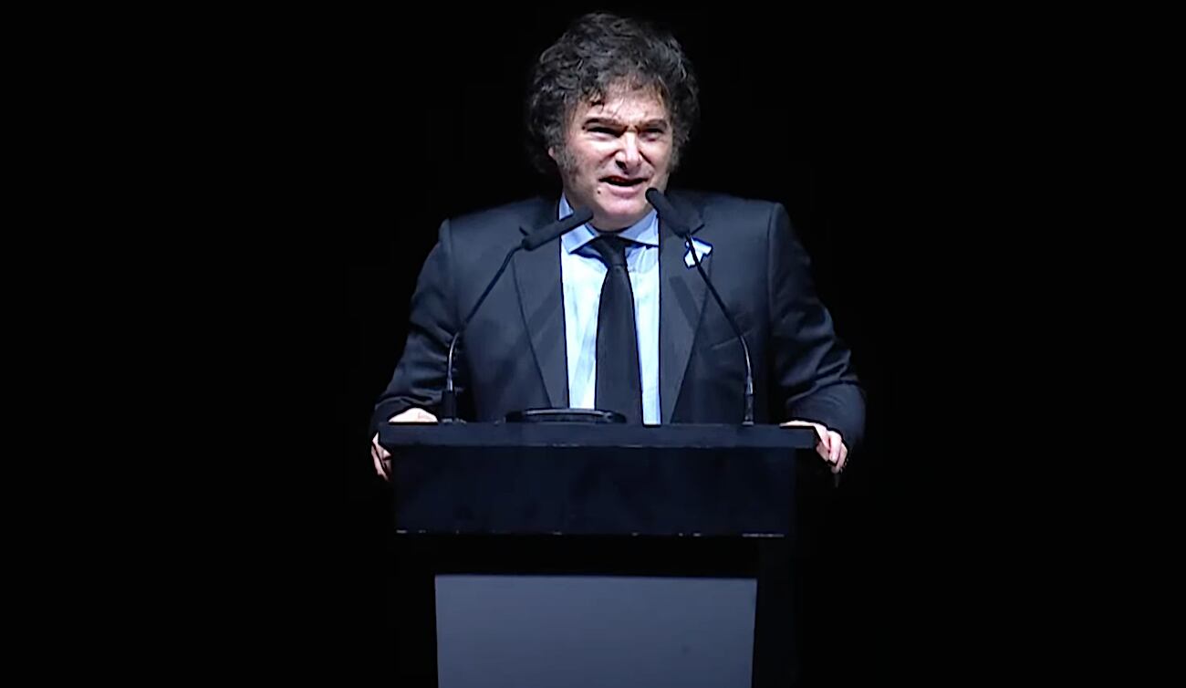 Javier Milei en el Luna Park arrancó cantando y luego con un discurso para presentar su nuevo libro. Foto: Captura de video