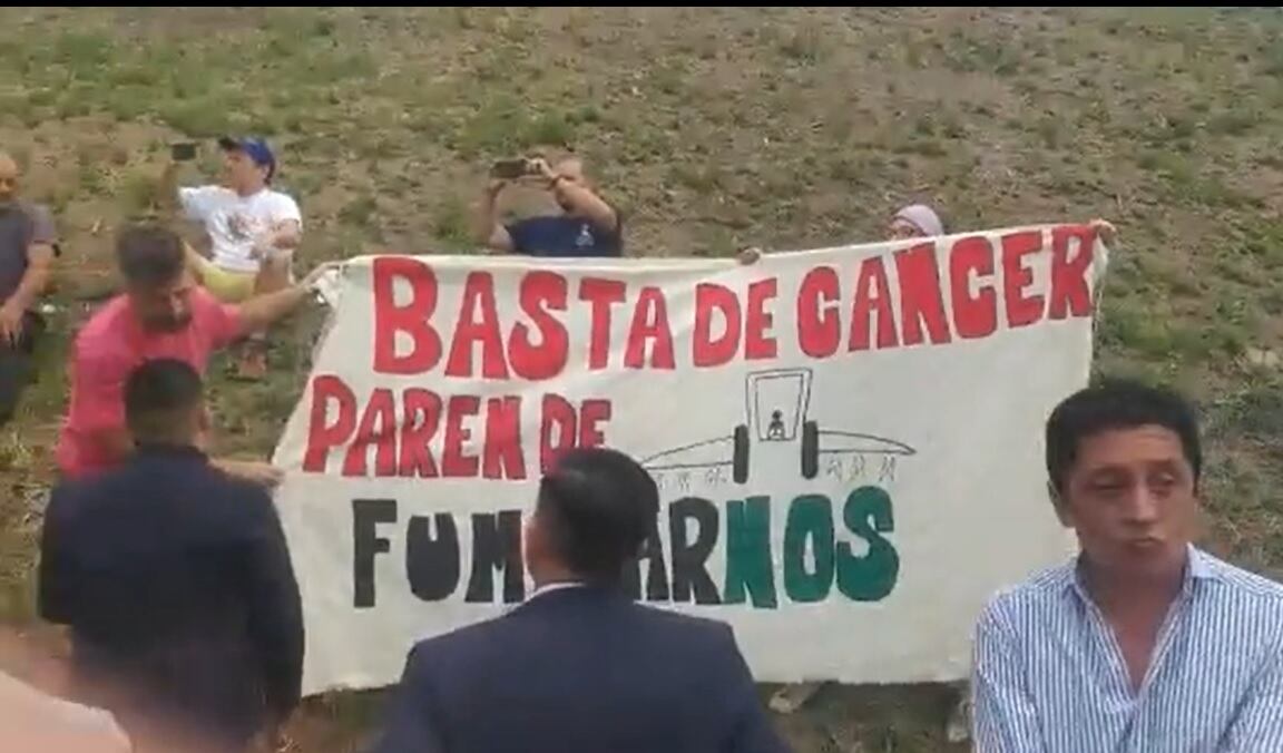 El cartel que apareció en el acto oficial de Alberto Fernández. (Captura de video)