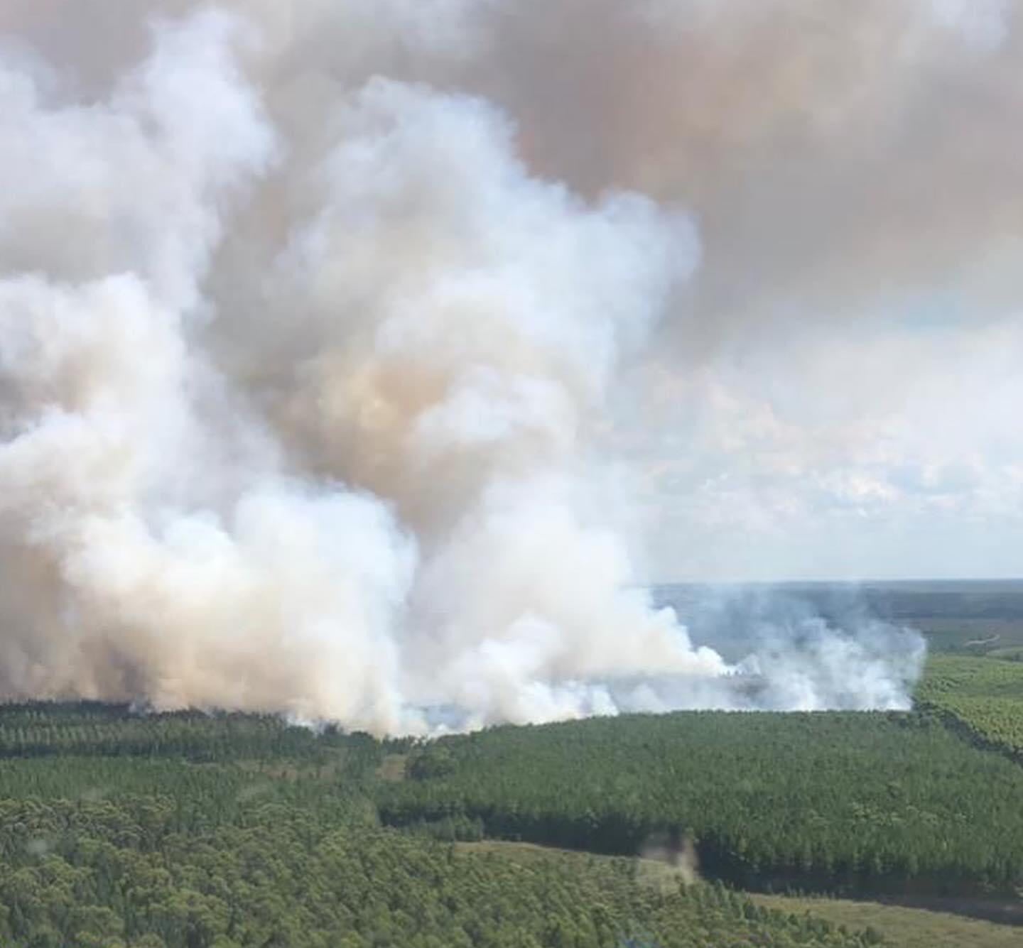 Impactantes imágenes: así está el incendio en Villa Olivari, Corrientes.