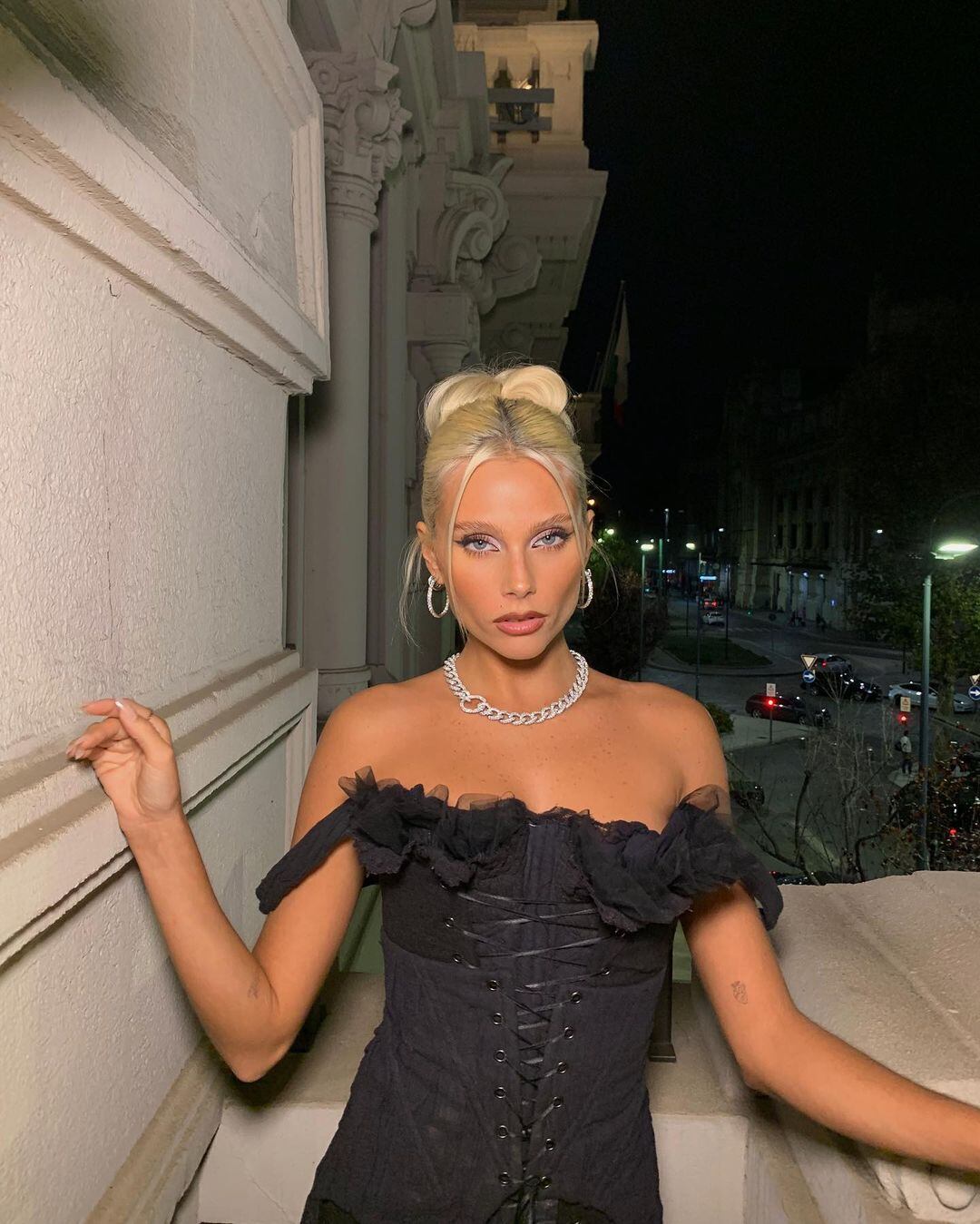 Valentina Zenere y un impactante look de noche: vestido negro al cuerpo con corset y transparencias.