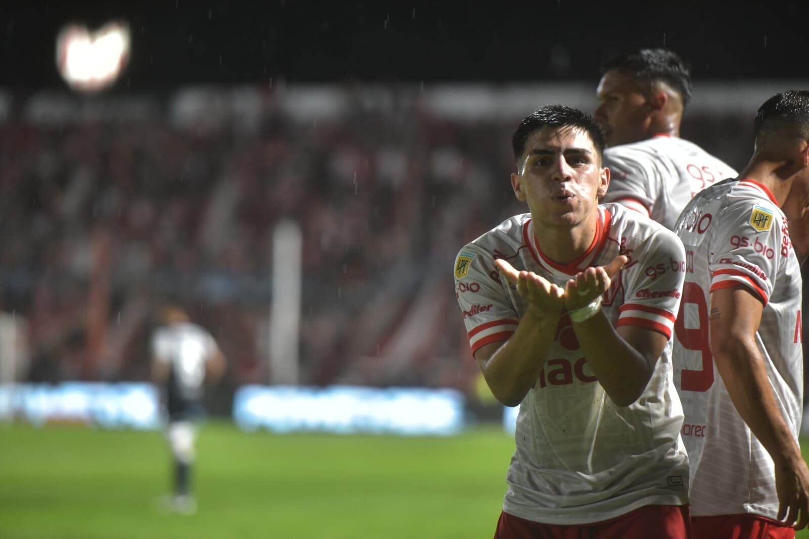 Alex Luna festeja el segundo gol de Instituto ante Gimnasia. (Facundo Luque / La Voz)